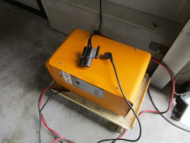 Fahrzeugabbildung Linde E15 Elektro+Ladegerät