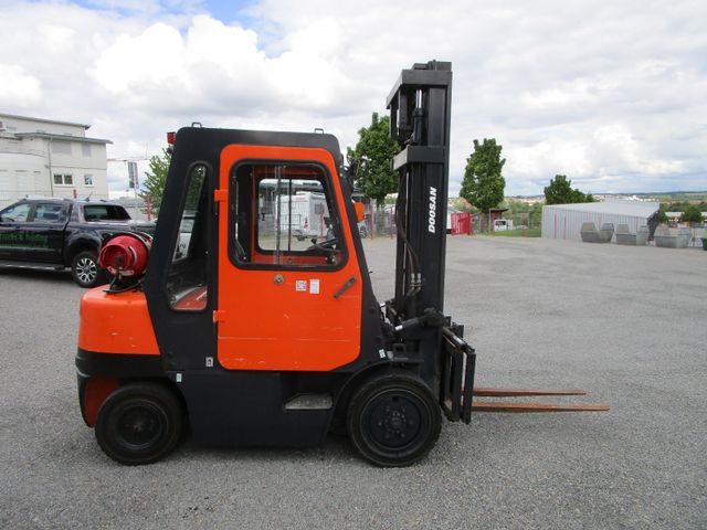 Fahrzeugabbildung Doosan G30G *Seitenschieber+Hubkraft 3to.Kabine+Gas*